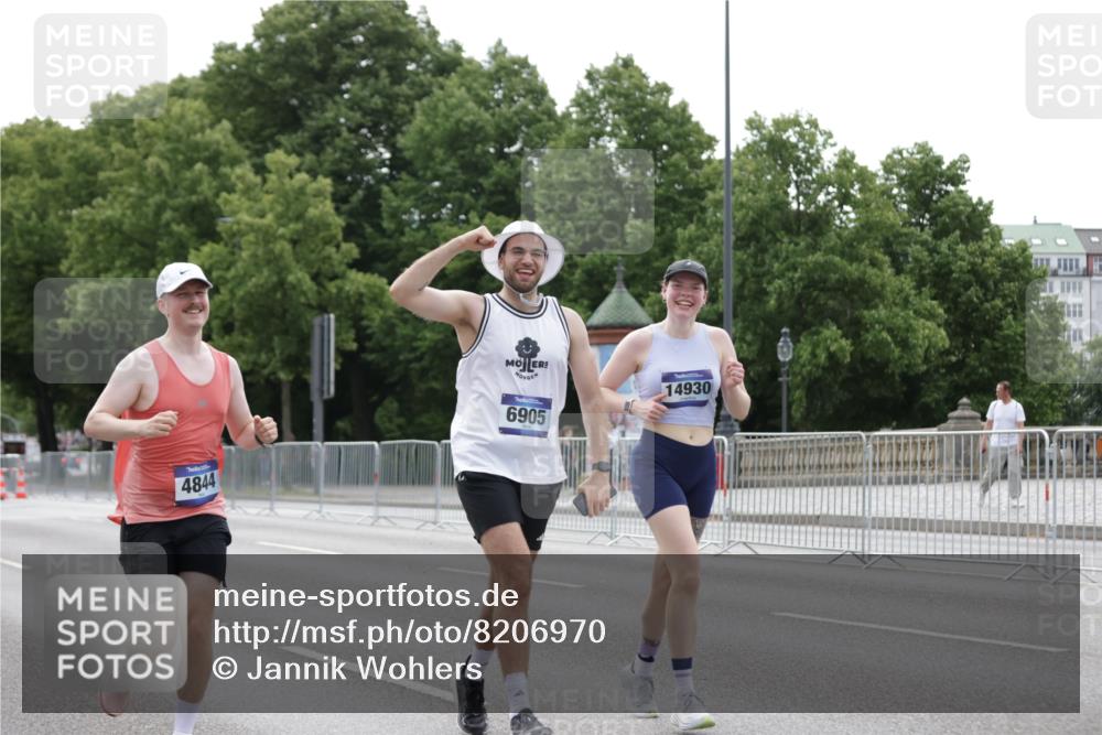 29.06.2025 - hella hamburg halbmarathon Jannik Wohlers http://msf.ph/oto/8206970 29.06.2025 10:26:06 Lombardsbrücke 1300, 2643, 4267, 4268, 4315, 4844, 6905, 7929, 8079, 8357, 8942, 11270, 12126, 13264, 14930, 15807, 17712, 18087 meine-sportfotos.de