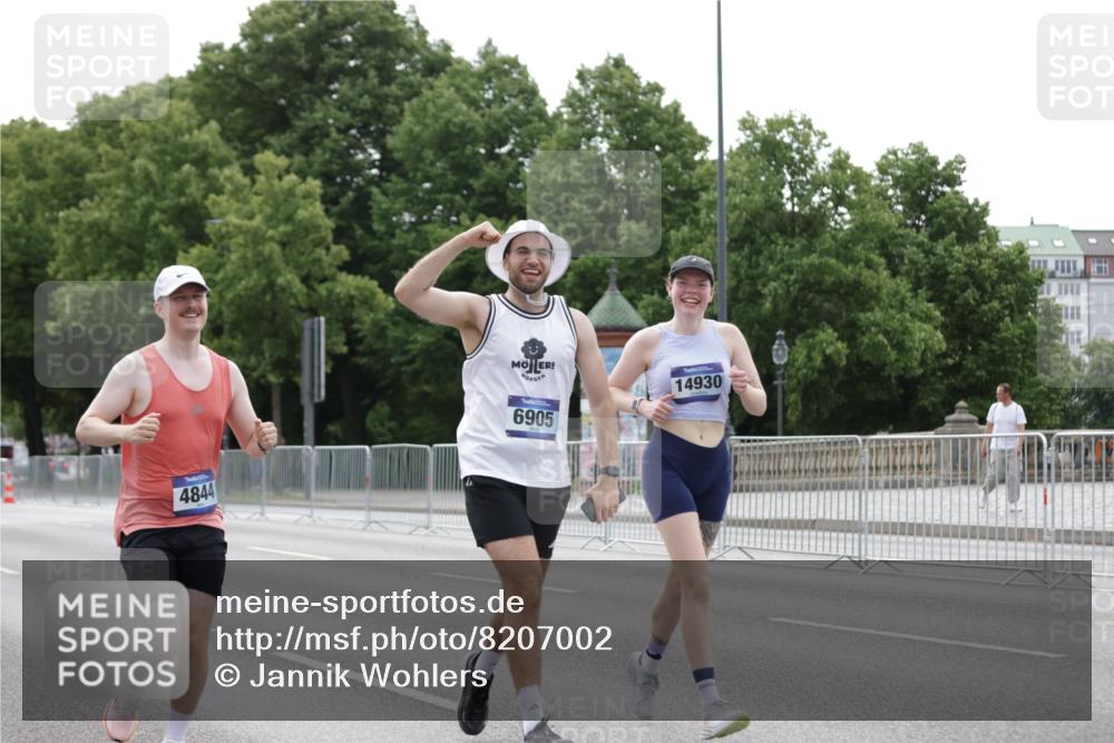 29.06.2025 - hella hamburg halbmarathon Jannik Wohlers http://msf.ph/oto/8207002 29.06.2025 10:26:06 Lombardsbrücke 1300, 2643, 4267, 4268, 4315, 4844, 6905, 7929, 8079, 8357, 8942, 11270, 12126, 13264, 14930, 15807, 17712, 18087 meine-sportfotos.de