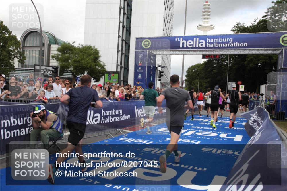 29.06.2025 - hella hamburg halbmarathon Michael Strokosch http://msf.ph/oto/8207045 29.06.2025 10:45:17 Ziel 2188, 2270, 6054, 6375, 6575, 6819, 7087, 9302, 10064, 12783, 15563, 15636, 15651, 15741, 15760, 16513, 16685, 16689, 17120, 17960, 18346, 18718 meine-sportfotos.de
