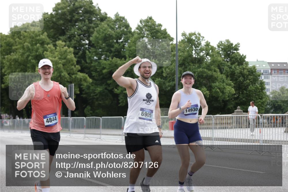 29.06.2025 - hella hamburg halbmarathon Jannik Wohlers http://msf.ph/oto/8207126 29.06.2025 10:26:06 Lombardsbrücke 1300, 2643, 4267, 4268, 4315, 4844, 6905, 7929, 8079, 8357, 8942, 11270, 12126, 13264, 14930, 15807, 17712, 18087 meine-sportfotos.de