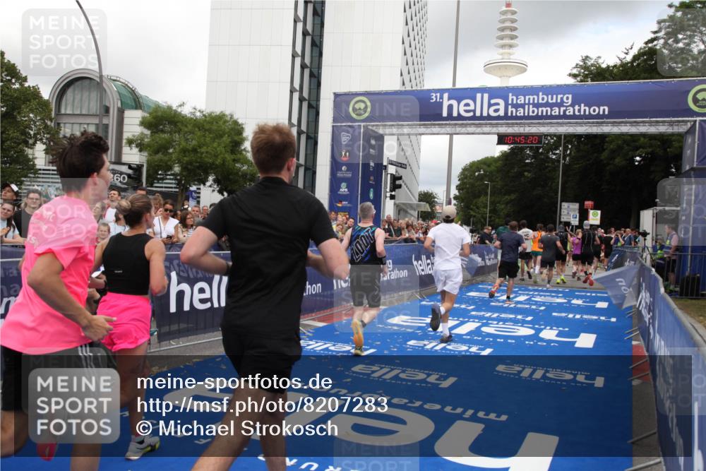 29.06.2025 - hella hamburg halbmarathon Michael Strokosch http://msf.ph/oto/8207283 29.06.2025 10:45:19 Ziel 2188, 6054, 6375, 6575, 6819, 7087, 10064, 12783, 15563, 15636, 15651, 15741, 15760, 16513, 17120, 17960, 18346, 18718 meine-sportfotos.de