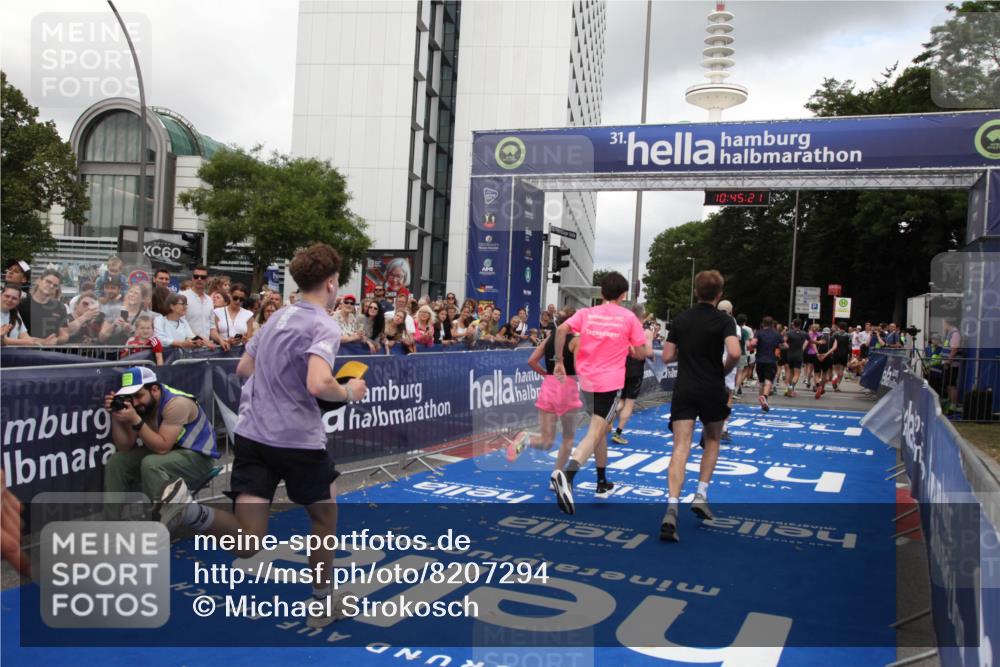 29.06.2025 - hella hamburg halbmarathon Michael Strokosch http://msf.ph/oto/8207294 29.06.2025 10:45:20 Ziel 2188, 5706, 6054, 6375, 7087, 9105, 10064, 12783, 15563, 15636, 15651, 15741, 15760, 16513, 17120, 18346, 18718 meine-sportfotos.de