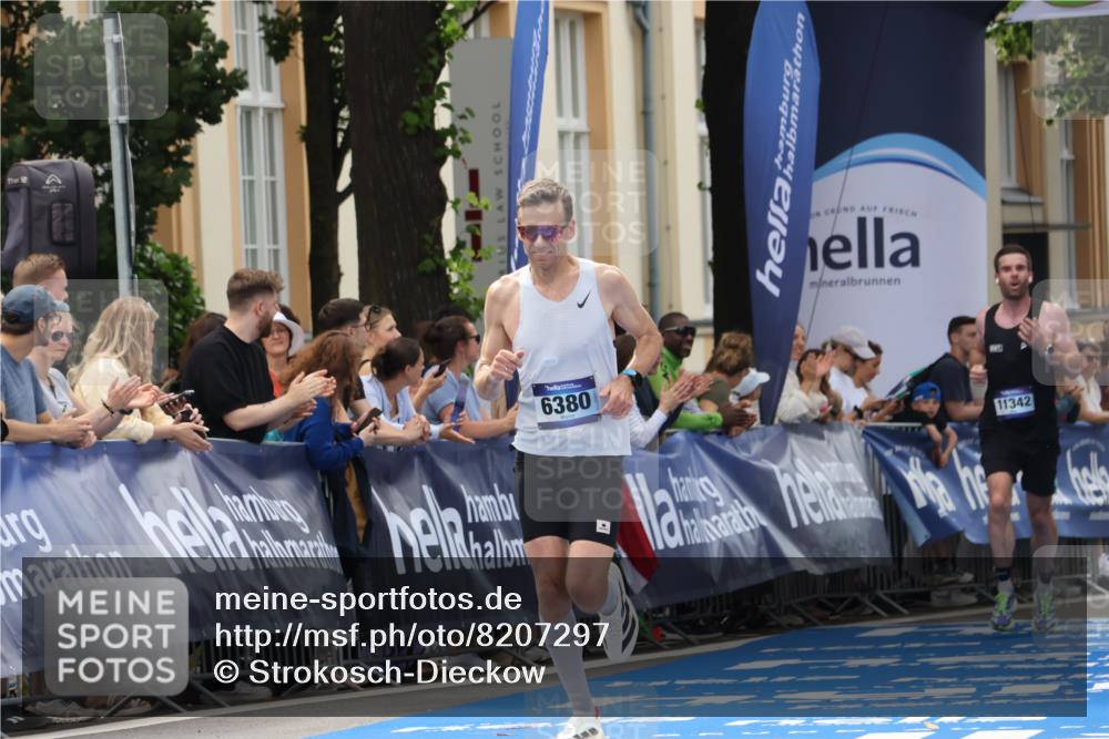 29.06.2025 - hella hamburg halbmarathon Strokosch-Dieckow http://msf.ph/oto/8207297 29.06.2025 10:18:51 Ziel 6380, 11342 meine-sportfotos.de