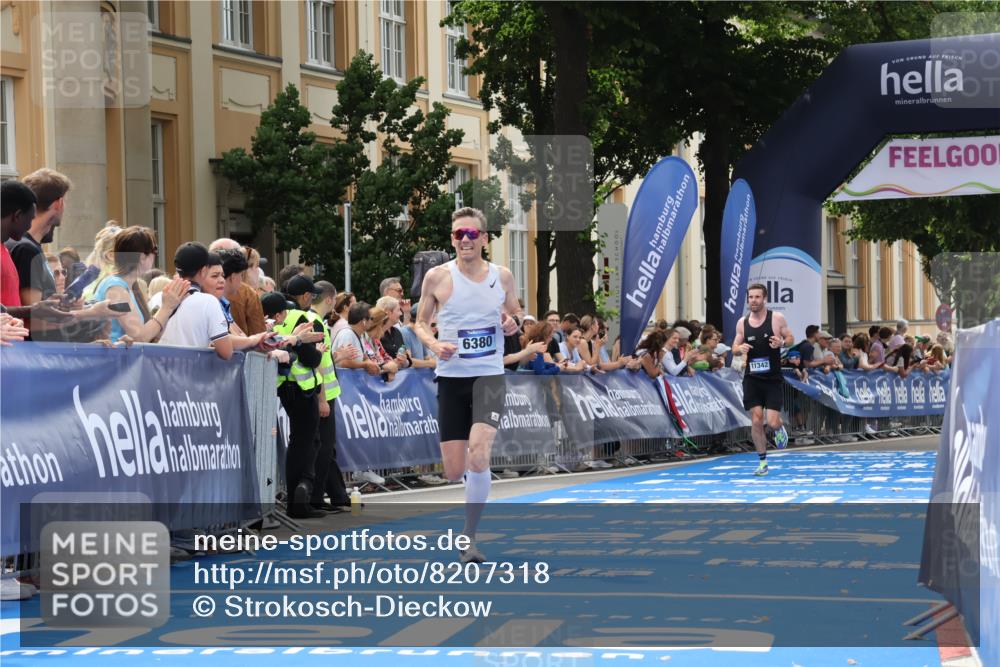 29.06.2025 - hella hamburg halbmarathon Strokosch-Dieckow http://msf.ph/oto/8207318 29.06.2025 10:18:52 Ziel 6380, 11342 meine-sportfotos.de