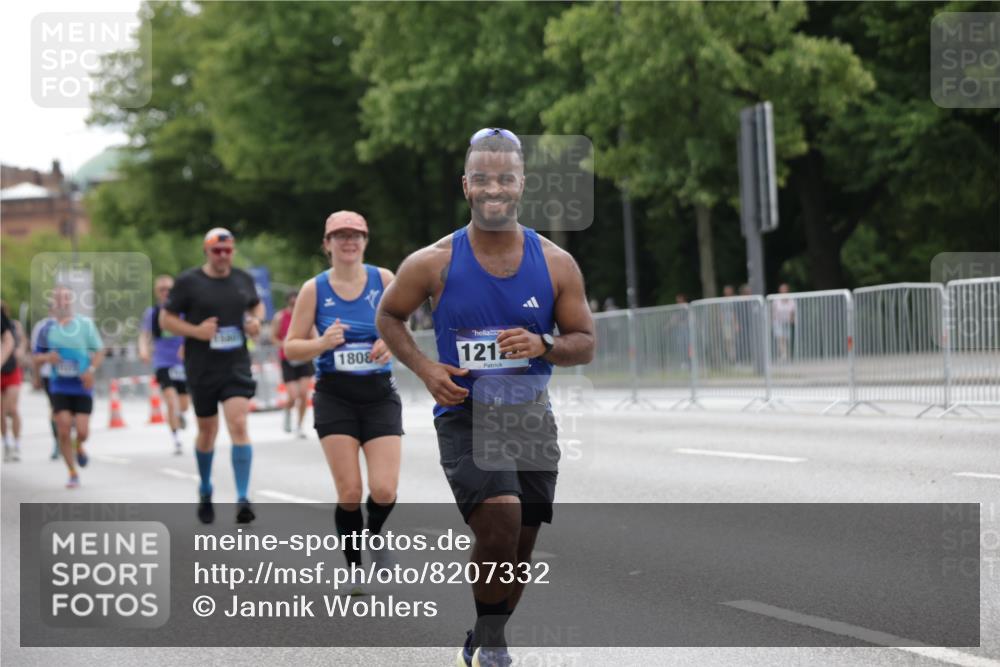 29.06.2025 - hella hamburg halbmarathon Jannik Wohlers http://msf.ph/oto/8207332 29.06.2025 10:26:08 Lombardsbrücke 1300, 2643, 4844, 6905, 7929, 8079, 8357, 8942, 11270, 12126, 13264, 14930, 15807, 16788, 17300, 17675, 17712, 18087 meine-sportfotos.de