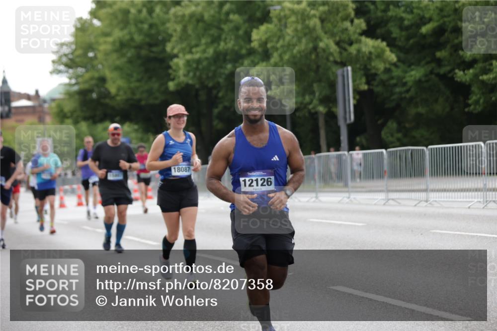 29.06.2025 - hella hamburg halbmarathon Jannik Wohlers http://msf.ph/oto/8207358 29.06.2025 10:26:08 Lombardsbrücke 1300, 2643, 4844, 6905, 7929, 8079, 8357, 8942, 11270, 12126, 13264, 14930, 15807, 16788, 17300, 17675, 17712, 18087 meine-sportfotos.de
