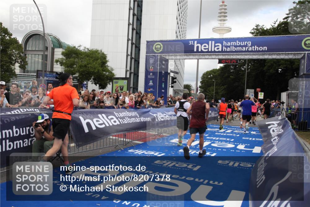 29.06.2025 - hella hamburg halbmarathon Michael Strokosch http://msf.ph/oto/8207378 29.06.2025 10:45:24 Ziel 1697, 2188, 2367, 2470, 3186, 5706, 9105, 10064, 11469, 12783, 14703, 15563, 15636, 15741, 15760, 16513, 17499 meine-sportfotos.de