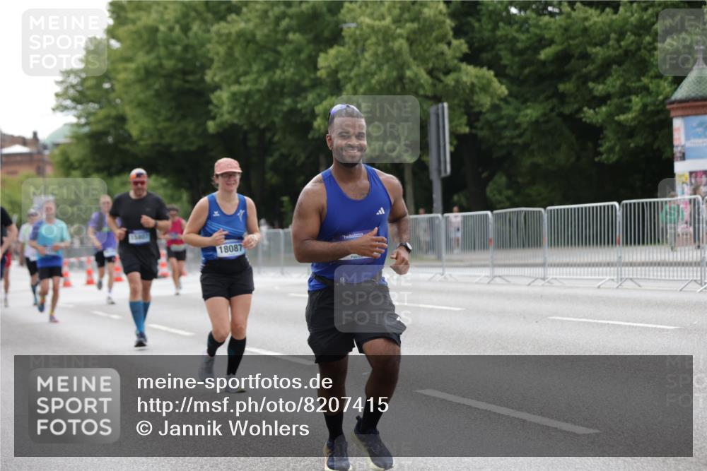 29.06.2025 - hella hamburg halbmarathon Jannik Wohlers http://msf.ph/oto/8207415 29.06.2025 10:26:08 Lombardsbrücke 1300, 2643, 4844, 6905, 7929, 8079, 8357, 8942, 11270, 12126, 13264, 14930, 15807, 16788, 17300, 17675, 17712, 18087 meine-sportfotos.de