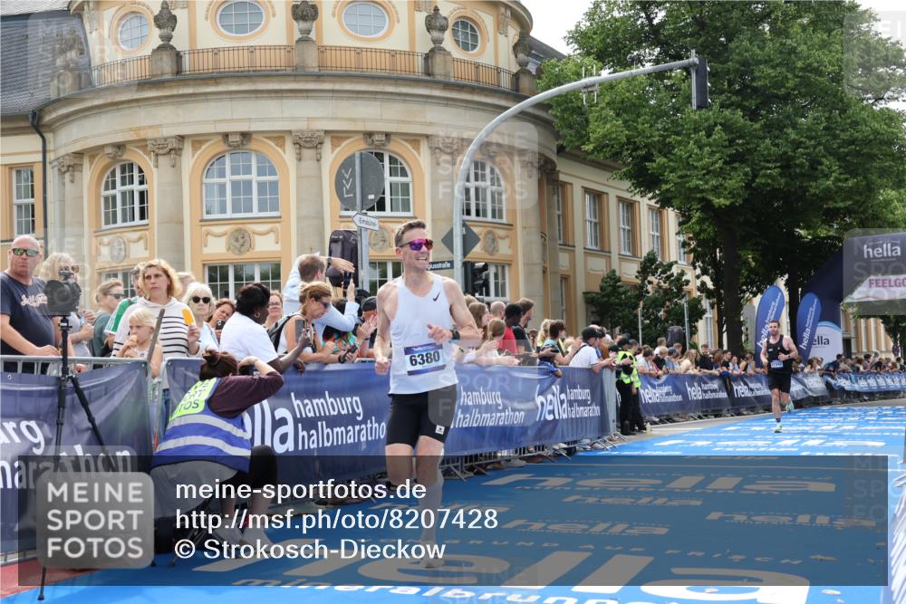 29.06.2025 - hella hamburg halbmarathon Strokosch-Dieckow http://msf.ph/oto/8207428 29.06.2025 10:18:54 Ziel 6380, 11342 meine-sportfotos.de