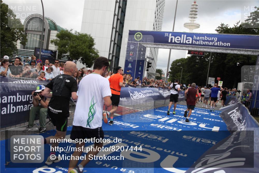 29.06.2025 - hella hamburg halbmarathon Michael Strokosch http://msf.ph/oto/8207444 29.06.2025 10:45:25 Ziel 1697, 2188, 2367, 2470, 3186, 5706, 9105, 10064, 11469, 14703, 15563, 15741, 17499, 18407 meine-sportfotos.de