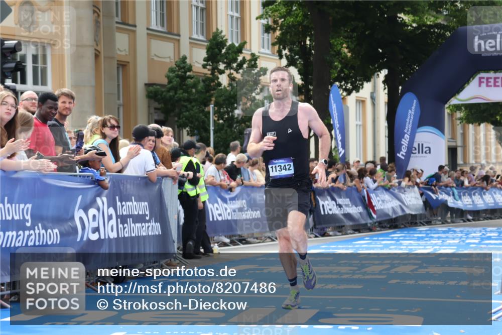 29.06.2025 - hella hamburg halbmarathon Strokosch-Dieckow http://msf.ph/oto/8207486 29.06.2025 10:18:56 Ziel 6380, 11342 meine-sportfotos.de
