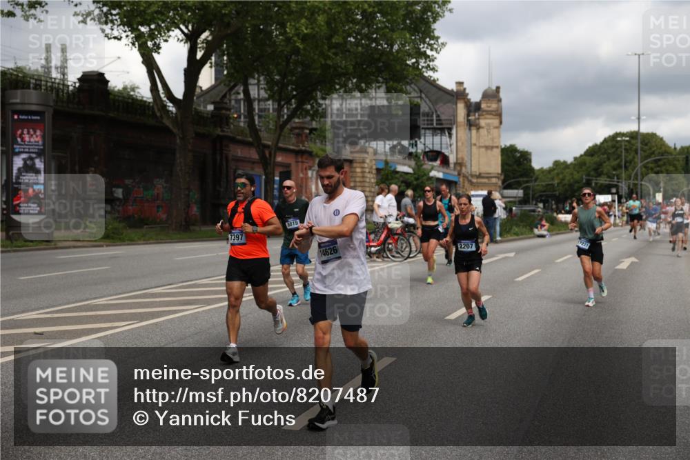 29.06.2025 - hella hamburg halbmarathon Yannick Fuchs http://msf.ph/oto/8207487 29.06.2025 10:44:56 20KM 1461, 1466, 1750, 1817, 2207, 2540, 2880, 3654, 4077, 4816, 5018, 5115, 6027, 6712, 7052, 7134, 7369, 7397, 7583, 7930, 7932, 8117, 8205, 8261, 8819, 9057, 10215, 11214, 11422, 12016, 12778, 12949, 13008, 13687, 13701, 13808, 13875, 14034, 14125, 14626, 15362, 15395, 15720, 16285, 16291, 17129, 17179, 17221, 17384, 17823, 18006, 18182, 18394, 18413, 18489 meine-sportfotos.de