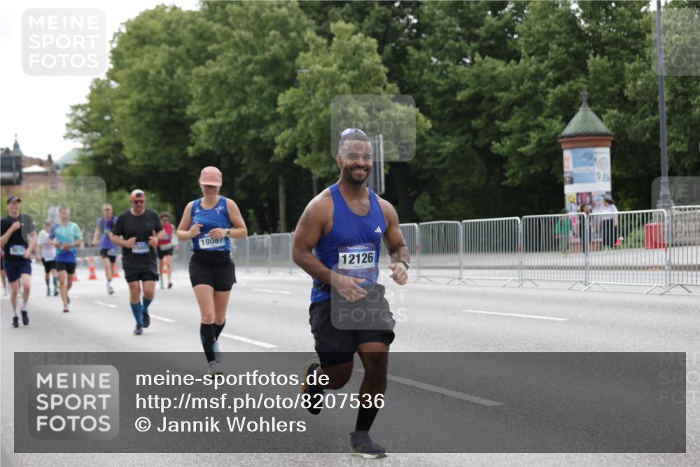 29.06.2025 - hella hamburg halbmarathon Jannik Wohlers http://msf.ph/oto/8207536 29.06.2025 10:26:08 Lombardsbrücke 1300, 2643, 4844, 6905, 7929, 8079, 8357, 8942, 11270, 12126, 13264, 14930, 15807, 16788, 17300, 17675, 17712, 18087 meine-sportfotos.de