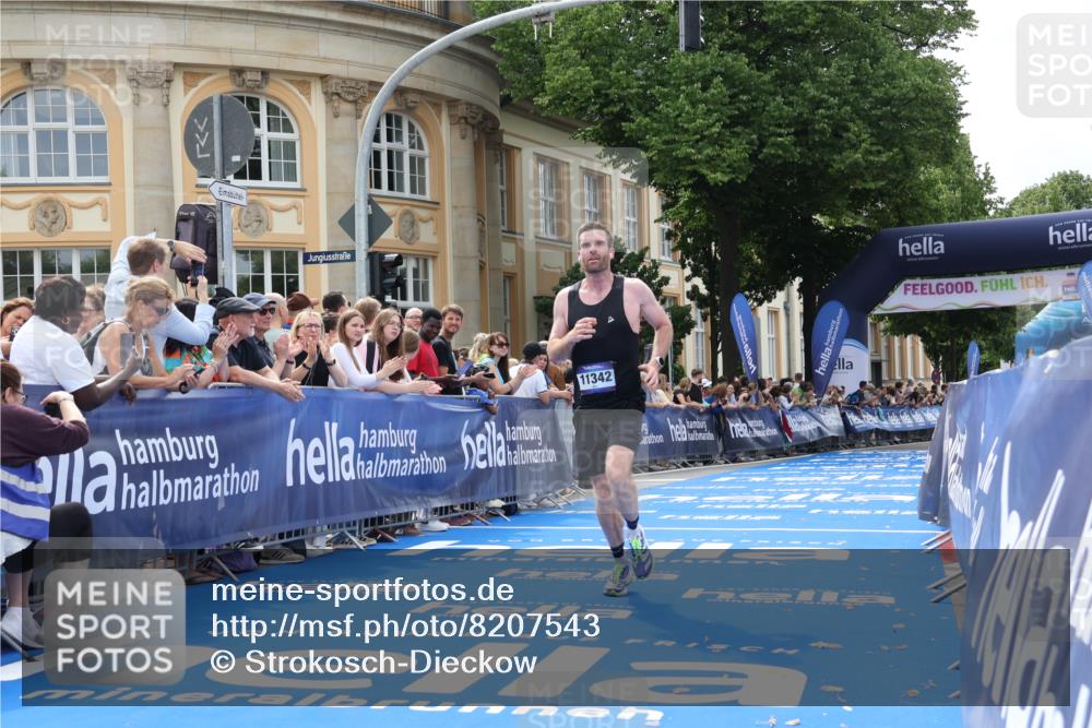 29.06.2025 - hella hamburg halbmarathon Strokosch-Dieckow http://msf.ph/oto/8207543 29.06.2025 10:18:57 Ziel 6380, 11342 meine-sportfotos.de