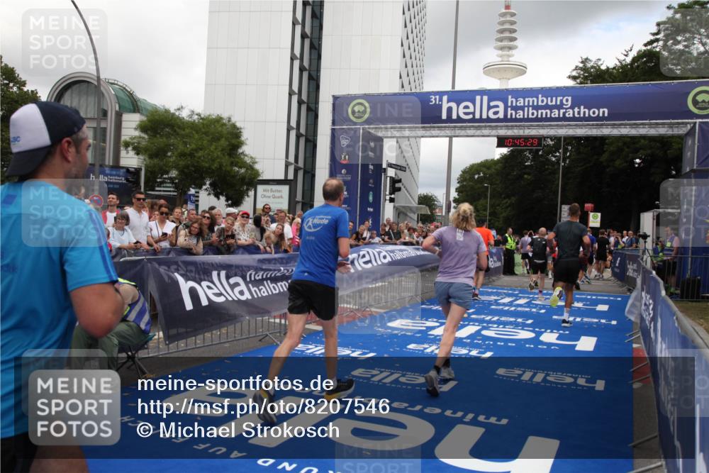 29.06.2025 - hella hamburg halbmarathon Michael Strokosch http://msf.ph/oto/8207546 29.06.2025 10:45:28 Ziel 1697, 2367, 2470, 3186, 5706, 9105, 11469, 12277, 12643, 14703, 17499, 18407, 18638 meine-sportfotos.de