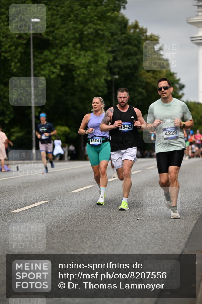 29.06.2025 - hella hamburg halbmarathon Dr. Thomas Lammeyer http://msf.ph/oto/8207556 29.06.2025 10:12:10 Kennedybrücke 1079, 1173, 1427, 2032, 3328, 3922, 4228, 4864, 5347, 6100, 7019, 7476, 9071, 9338 meine-sportfotos.de