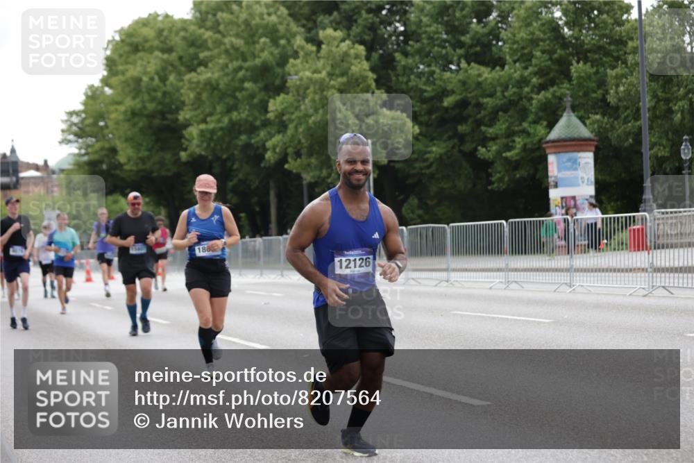 29.06.2025 - hella hamburg halbmarathon Jannik Wohlers http://msf.ph/oto/8207564 29.06.2025 10:26:08 Lombardsbrücke 1300, 2643, 4844, 6905, 7929, 8079, 8357, 8942, 11270, 12126, 13264, 14930, 15807, 16788, 17300, 17675, 17712, 18087 meine-sportfotos.de