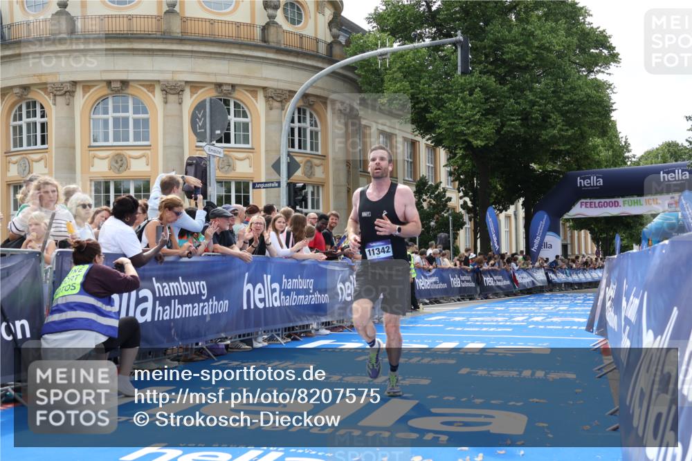 29.06.2025 - hella hamburg halbmarathon Strokosch-Dieckow http://msf.ph/oto/8207575 29.06.2025 10:18:57 Ziel 6380, 11342 meine-sportfotos.de