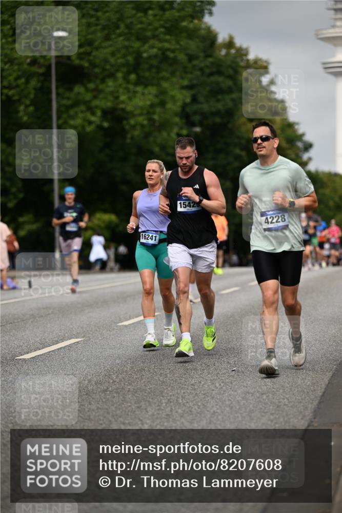 29.06.2025 - hella hamburg halbmarathon Dr. Thomas Lammeyer http://msf.ph/oto/8207608 29.06.2025 10:12:10 Kennedybrücke 1079, 1173, 1427, 2032, 3328, 3922, 4228, 4864, 5347, 6100, 7019, 7476, 9071, 9338 meine-sportfotos.de