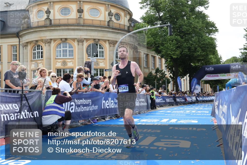 29.06.2025 - hella hamburg halbmarathon Strokosch-Dieckow http://msf.ph/oto/8207613 29.06.2025 10:18:58 Ziel 53, 11342 meine-sportfotos.de