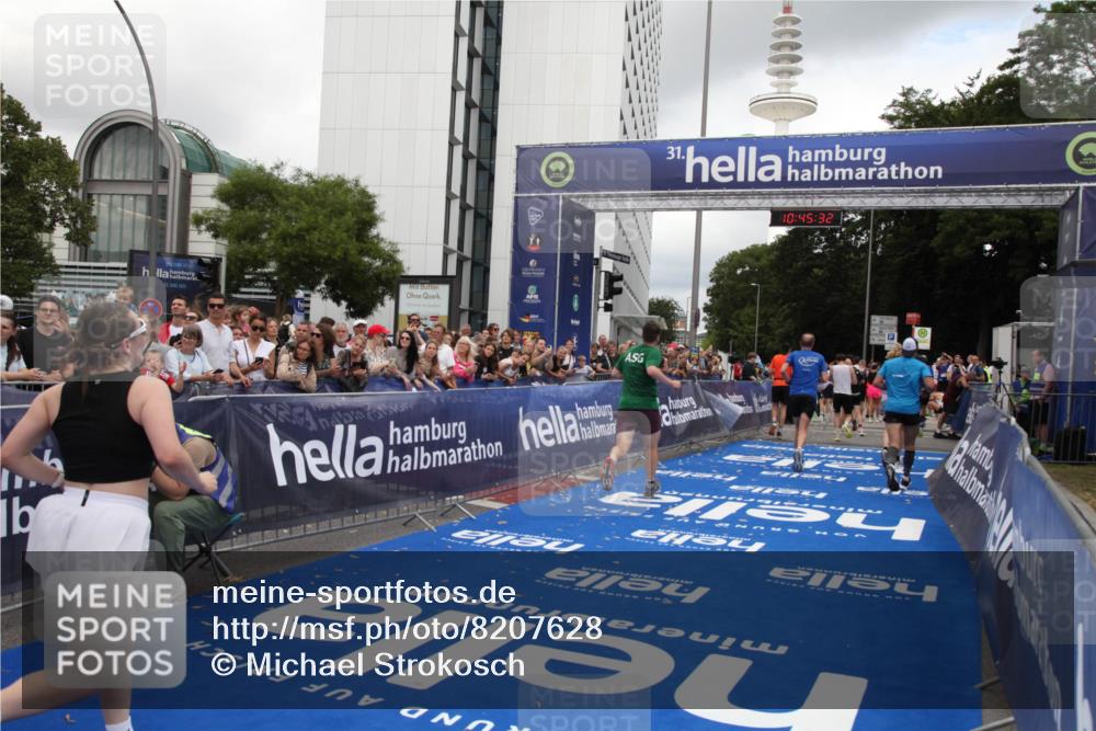 29.06.2025 - hella hamburg halbmarathon Michael Strokosch http://msf.ph/oto/8207628 29.06.2025 10:45:30 Ziel 1697, 2367, 2470, 3186, 11469, 12277, 12643, 14703, 16725, 17499, 18407, 18638 meine-sportfotos.de