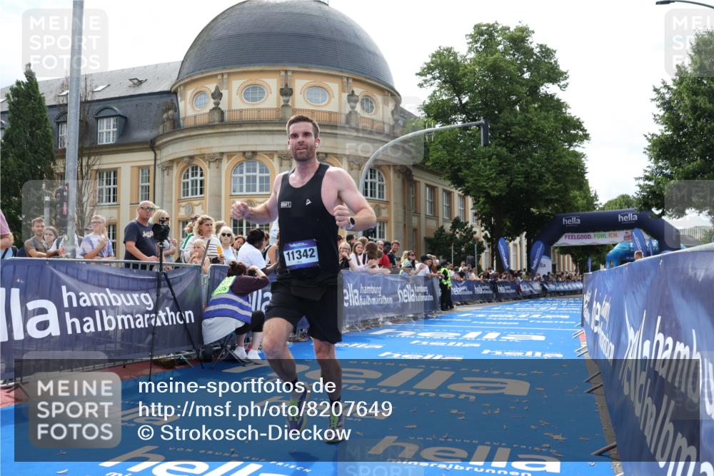 29.06.2025 - hella hamburg halbmarathon Strokosch-Dieckow http://msf.ph/oto/8207649 29.06.2025 10:18:58 Ziel 53, 11342 meine-sportfotos.de