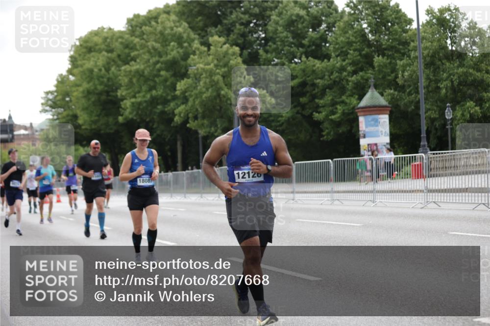 29.06.2025 - hella hamburg halbmarathon Jannik Wohlers http://msf.ph/oto/8207668 29.06.2025 10:26:09 Lombardsbrücke 1300, 2643, 4844, 6905, 7929, 8079, 8357, 8942, 9186, 11270, 12126, 13264, 14930, 15807, 16788, 17300, 17675, 18074, 18087 meine-sportfotos.de