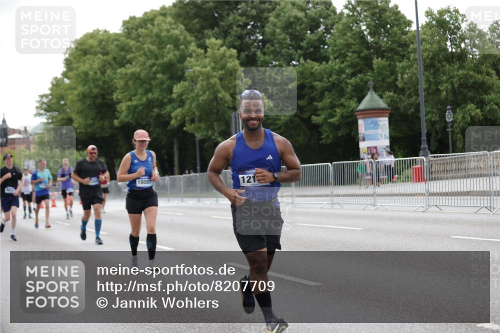 29.06.2025 - hella hamburg halbmarathon Jannik Wohlers http://msf.ph/oto/8207709 29.06.2025 10:26:09 Lombardsbrücke 1300, 2643, 4844, 6905, 7929, 8079, 8357, 8942, 9186, 11270, 12126, 13264, 14930, 15807, 16788, 17300, 17675, 18074, 18087 meine-sportfotos.de