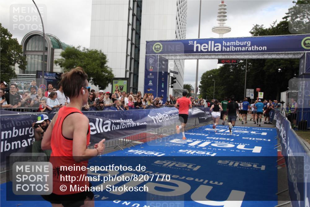 29.06.2025 - hella hamburg halbmarathon Michael Strokosch http://msf.ph/oto/8207770 29.06.2025 10:45:33 Ziel 1697, 2138, 2415, 6831, 8374, 12277, 12643, 14062, 14703, 16725, 18407, 18638 meine-sportfotos.de
