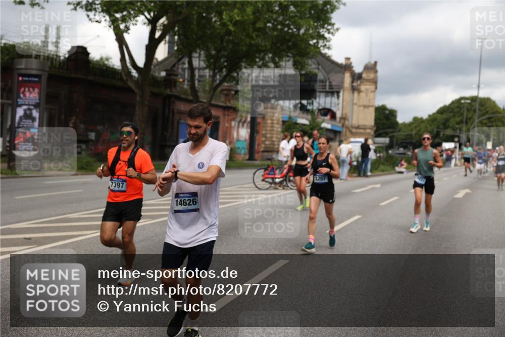 29.06.2025 - hella hamburg halbmarathon Yannick Fuchs http://msf.ph/oto/8207772 29.06.2025 10:44:57 20KM 1461, 1466, 1750, 1817, 2207, 2411, 2540, 2880, 3654, 4077, 4816, 5018, 5115, 6027, 6712, 7052, 7134, 7369, 7397, 7583, 7930, 7932, 8117, 8205, 8261, 8819, 9057, 10215, 11214, 11422, 12016, 12778, 12949, 13687, 13701, 13808, 13875, 14034, 14125, 14626, 15362, 15395, 15720, 16285, 16291, 17129, 17179, 17221, 17823, 18006, 18182, 18394, 18413, 18489 meine-sportfotos.de