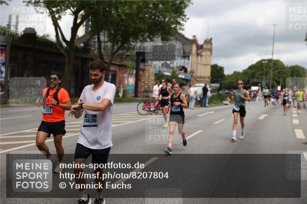 29.06.2025 - hella hamburg halbmarathon Yannick Fuchs http://msf.ph/oto/8207804 29.06.2025 10:44:57 20KM 1461, 1466, 1750, 1817, 2207, 2411, 2540, 2880, 3654, 4077, 4816, 5018, 5115, 6027, 6712, 7052, 7134, 7369, 7397, 7583, 7930, 7932, 8117, 8205, 8261, 8819, 9057, 10215, 11214, 11422, 12016, 12778, 12949, 13687, 13701, 13808, 13875, 14034, 14125, 14626, 15362, 15395, 15720, 16285, 16291, 17129, 17179, 17221, 17823, 18006, 18182, 18394, 18413, 18489 meine-sportfotos.de