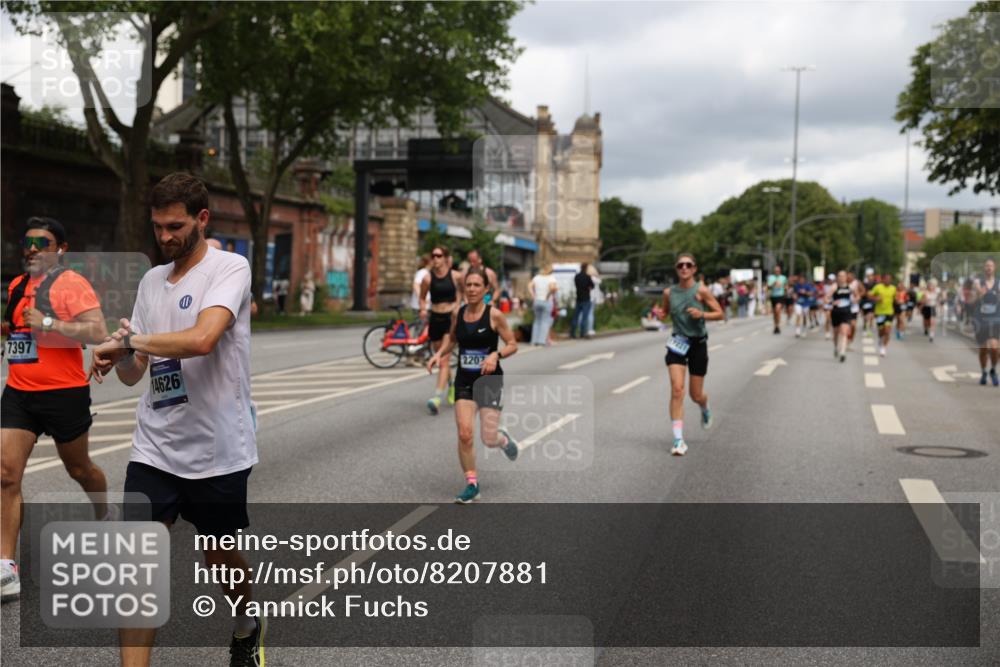 29.06.2025 - hella hamburg halbmarathon Yannick Fuchs http://msf.ph/oto/8207881 29.06.2025 10:44:57 20KM 1461, 1466, 1750, 1817, 2207, 2411, 2540, 2880, 3654, 4077, 4816, 5018, 5115, 6027, 6712, 7052, 7134, 7369, 7397, 7583, 7930, 7932, 8117, 8205, 8261, 8819, 9057, 10215, 11214, 11422, 12016, 12778, 12949, 13687, 13701, 13808, 13875, 14034, 14125, 14626, 15362, 15395, 15720, 16285, 16291, 17129, 17179, 17221, 17823, 18006, 18182, 18394, 18413, 18489 meine-sportfotos.de