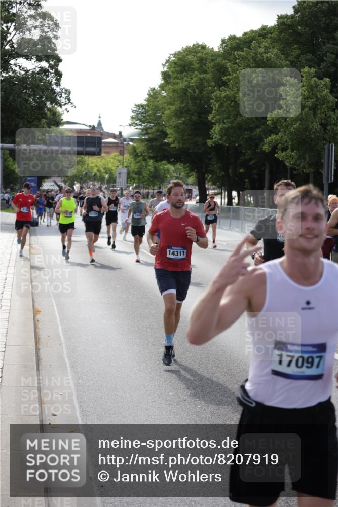 29.06.2025 - hella hamburg halbmarathon Jannik Wohlers http://msf.ph/oto/8207919 29.06.2025 09:48:48 Lombardsbrücke 1600, 1603, 2044, 2707, 2745, 2797, 2849, 3116, 5050, 5648, 5889, 6037, 6047, 6149, 6771, 7109, 7743, 7981, 8358, 9640, 10369, 10451, 10877, 11423, 11447, 11952, 12088, 12091, 12098, 12168, 12739, 13064, 13158, 13190, 13755, 13900, 14075, 14311, 14603, 14905, 15178, 15410, 16280, 16400, 17097, 17489, 17722, 17723, 17792, 17916, 18062, 18156, 18193 meine-sportfotos.de