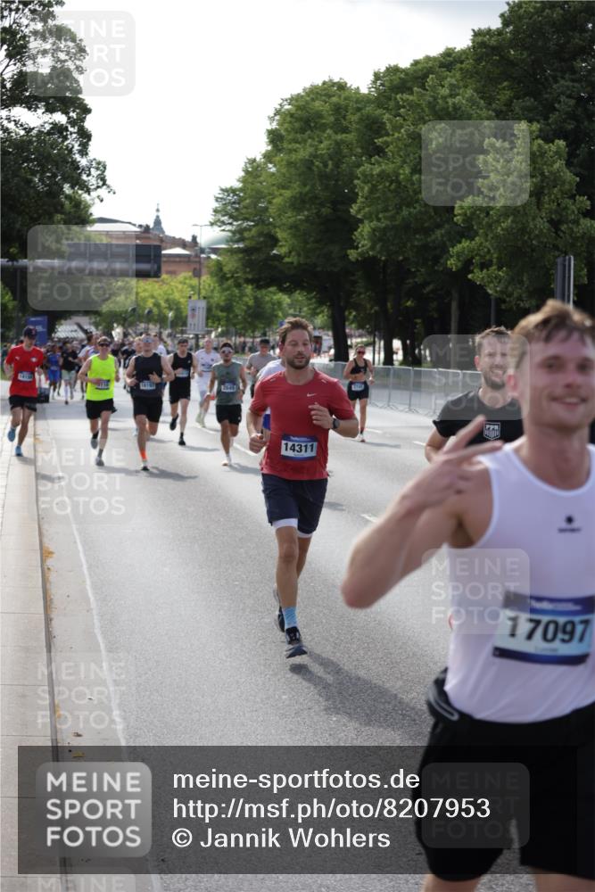 29.06.2025 - hella hamburg halbmarathon Jannik Wohlers http://msf.ph/oto/8207953 29.06.2025 09:48:48 Lombardsbrücke 1600, 1603, 2044, 2707, 2745, 2797, 2849, 3116, 5050, 5648, 5889, 6037, 6047, 6149, 6771, 7109, 7743, 7981, 8358, 9640, 10369, 10451, 10877, 11423, 11447, 11952, 12088, 12091, 12098, 12168, 12739, 13064, 13158, 13190, 13755, 13900, 14075, 14311, 14603, 14905, 15178, 15410, 16280, 16400, 17097, 17489, 17722, 17723, 17792, 17916, 18062, 18156, 18193 meine-sportfotos.de