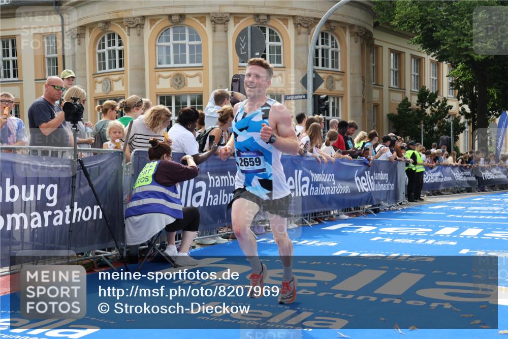 29.06.2025 - hella hamburg halbmarathon Strokosch-Dieckow http://msf.ph/oto/8207969 29.06.2025 10:19:28 Ziel 2659 meine-sportfotos.de