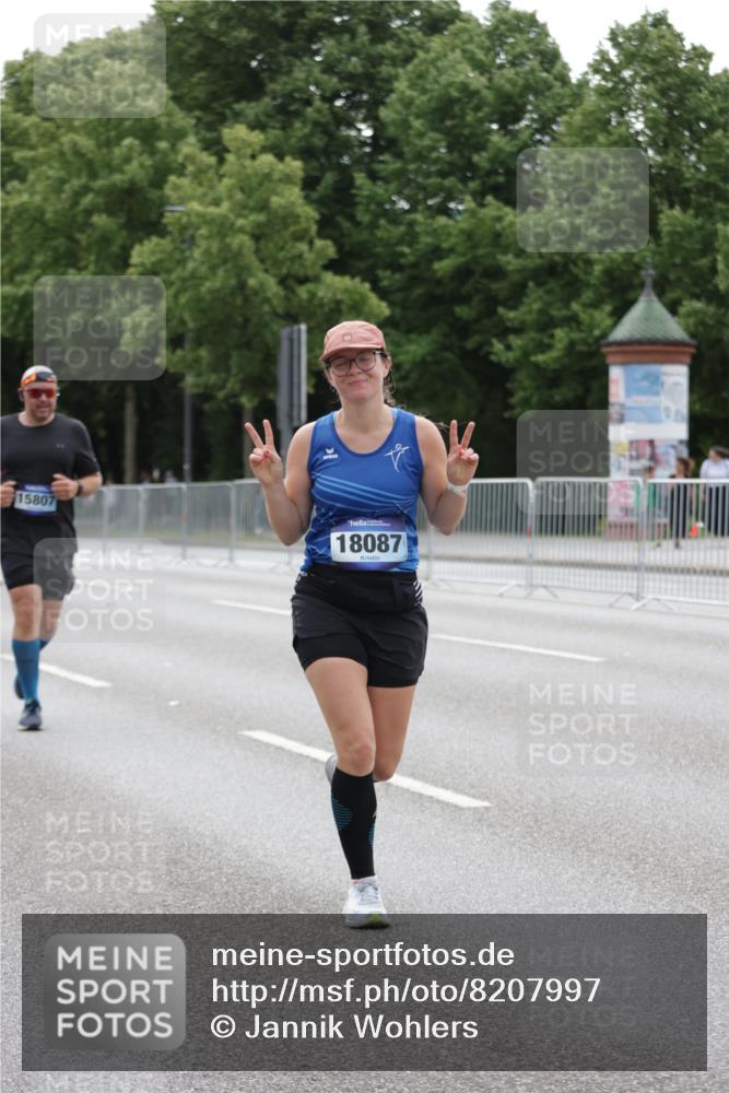29.06.2025 - hella hamburg halbmarathon Jannik Wohlers http://msf.ph/oto/8207997 29.06.2025 10:26:11 Lombardsbrücke 1300, 2643, 4507, 4509, 4844, 6905, 7929, 8079, 8357, 9186, 11270, 12126, 13264, 14930, 15807, 16788, 17300, 17675, 18074, 18087 meine-sportfotos.de