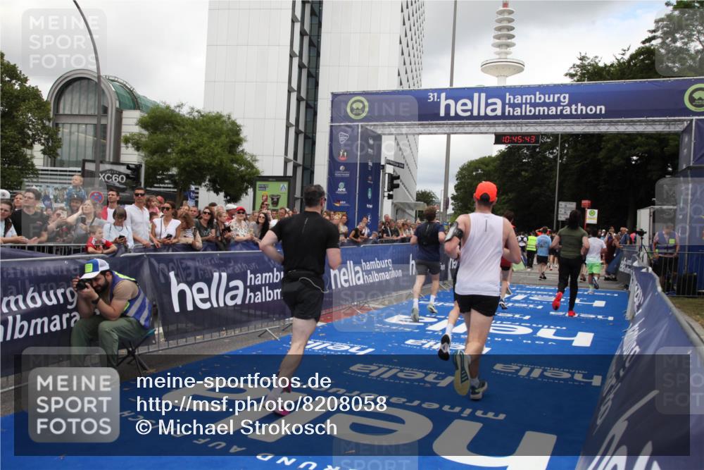 29.06.2025 - hella hamburg halbmarathon Michael Strokosch http://msf.ph/oto/8208058 29.06.2025 10:45:42 Ziel 2138, 5623, 6071, 6711, 8374, 8668, 11291, 11495, 12154, 14764, 15666, 17674, 18862, 18878 meine-sportfotos.de