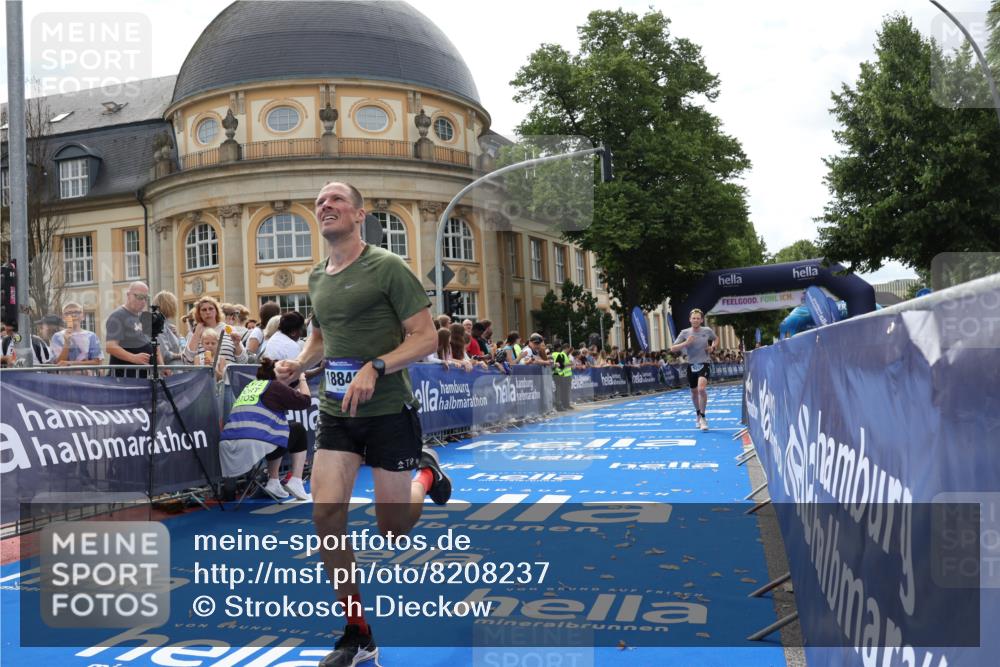 29.06.2025 - hella hamburg halbmarathon Strokosch-Dieckow http://msf.ph/oto/8208237 29.06.2025 10:20:02 Ziel 9255, 11829, 18848 meine-sportfotos.de