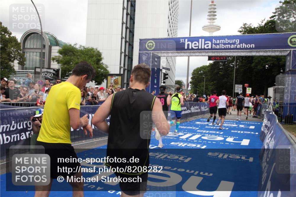 29.06.2025 - hella hamburg halbmarathon Michael Strokosch http://msf.ph/oto/8208282 29.06.2025 10:45:46 Ziel 4854, 5047, 6071, 6711, 11291, 11495, 13975, 14374, 14764, 16617, 17332, 17674, 17835, 18862 meine-sportfotos.de