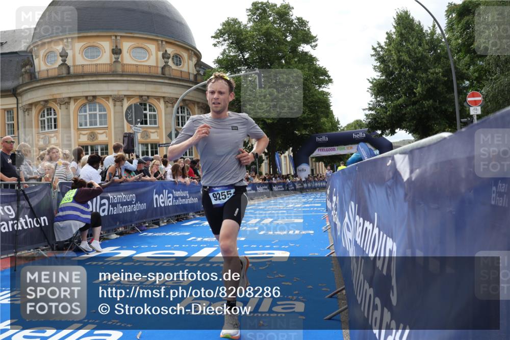 29.06.2025 - hella hamburg halbmarathon Strokosch-Dieckow http://msf.ph/oto/8208286 29.06.2025 10:20:04 Ziel 9255, 11829, 18848 meine-sportfotos.de