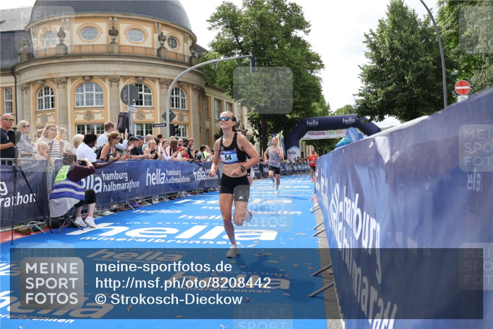 29.06.2025 - hella hamburg halbmarathon Strokosch-Dieckow http://msf.ph/oto/8208442 29.06.2025 10:20:16 Ziel 54, 12373, 12678, 14302, 16245 meine-sportfotos.de