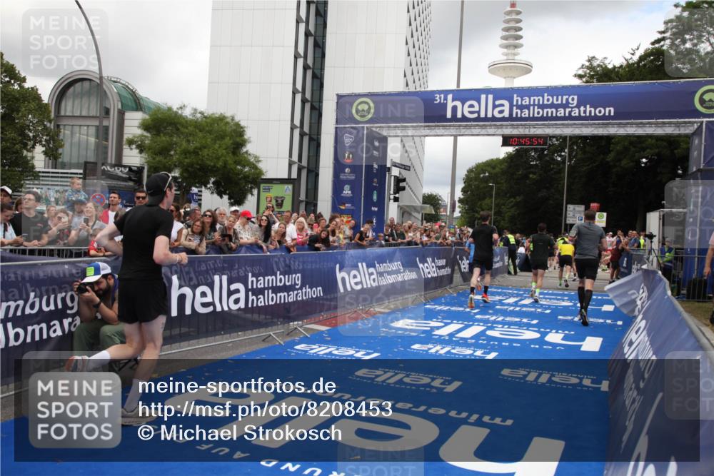 29.06.2025 - hella hamburg halbmarathon Michael Strokosch http://msf.ph/oto/8208453 29.06.2025 10:45:52 Ziel 3477, 4345, 4854, 5047, 6290, 7385, 13975, 14374, 16617, 16624, 17332, 17835 meine-sportfotos.de