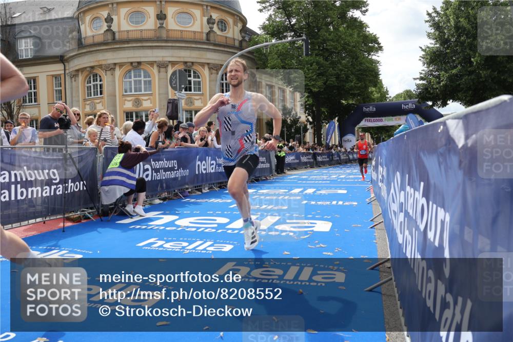 29.06.2025 - hella hamburg halbmarathon Strokosch-Dieckow http://msf.ph/oto/8208552 29.06.2025 10:20:17 Ziel 54, 12373, 12678, 14302, 16245 meine-sportfotos.de