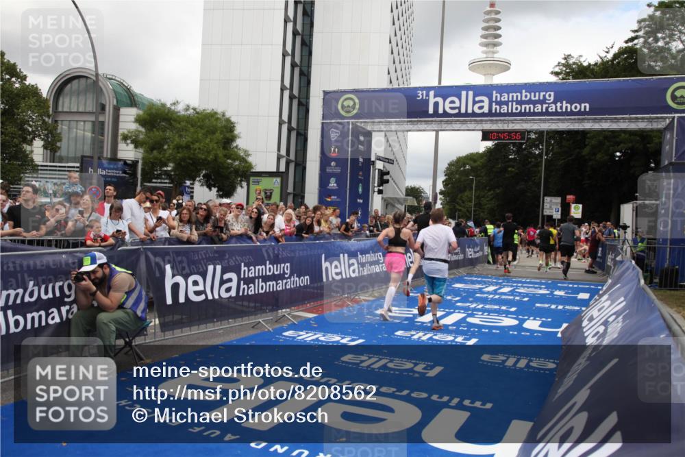 29.06.2025 - hella hamburg halbmarathon Michael Strokosch http://msf.ph/oto/8208562 29.06.2025 10:45:54 Ziel 3477, 4345, 4854, 6290, 7385, 10792, 11821, 13975, 14374, 14911, 16624, 17835, 18185 meine-sportfotos.de