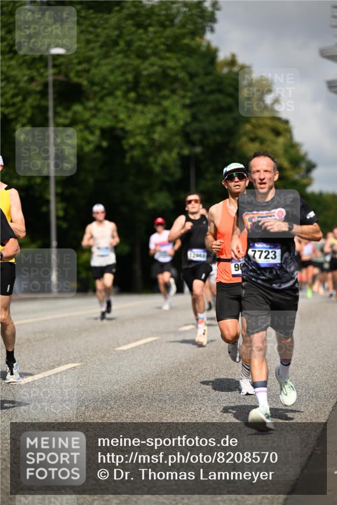 29.06.2025 - hella hamburg halbmarathon Dr. Thomas Lammeyer http://msf.ph/oto/8208570 29.06.2025 09:48:45 Kennedybrücke 1990, 2689, 3043, 4050, 4129, 4679, 4698, 4749, 5070, 5328, 5746, 5826, 6358, 7272, 7481, 7723, 8190, 8209, 8883, 9137, 9381, 9634, 10017, 10171, 11120, 11413 meine-sportfotos.de