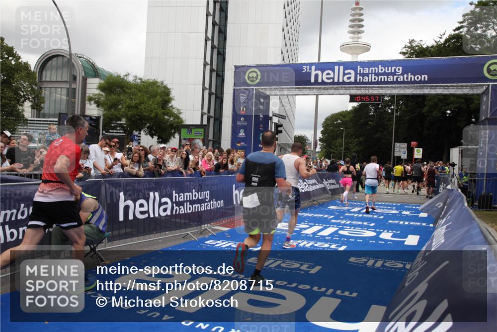 29.06.2025 - hella hamburg halbmarathon Michael Strokosch http://msf.ph/oto/8208715 29.06.2025 10:45:56 Ziel 3477, 4277, 4345, 6290, 6532, 7385, 10792, 11821, 14911, 15149, 16624, 18185, 19116 meine-sportfotos.de