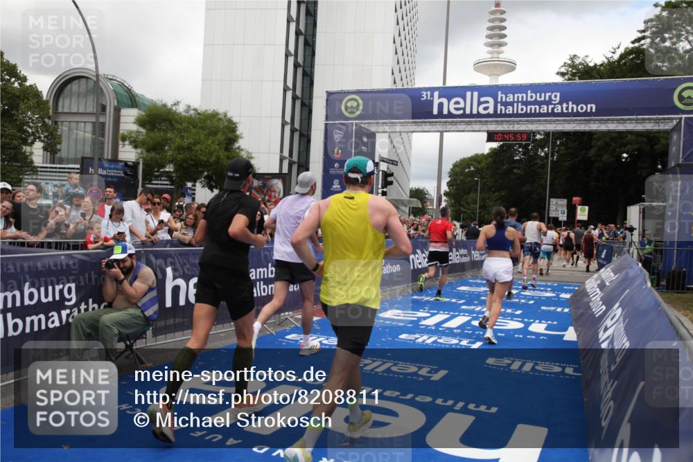 29.06.2025 - hella hamburg halbmarathon Michael Strokosch http://msf.ph/oto/8208811 29.06.2025 10:45:58 Ziel 3477, 4277, 4345, 6532, 7385, 8577, 8871, 10792, 11821, 12084, 14911, 15149, 16624, 17008, 18185, 19116 meine-sportfotos.de