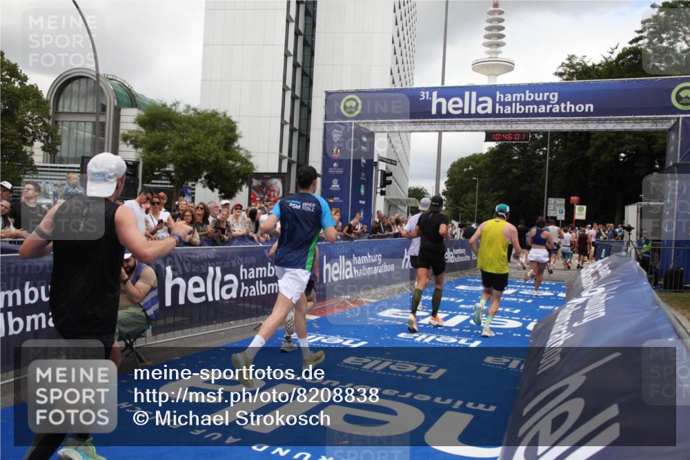29.06.2025 - hella hamburg halbmarathon Michael Strokosch http://msf.ph/oto/8208838 29.06.2025 10:45:59 Ziel 3477, 4277, 6532, 8577, 8871, 10792, 11821, 12084, 14911, 15149, 16624, 17008, 18185, 19116 meine-sportfotos.de
