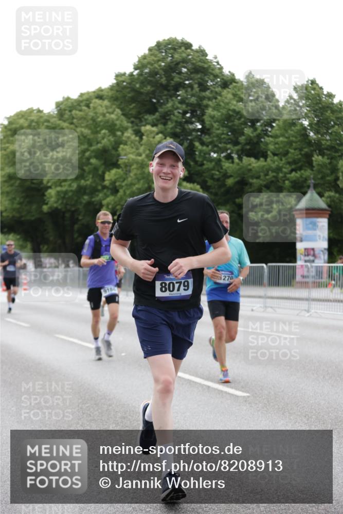 29.06.2025 - hella hamburg halbmarathon Jannik Wohlers http://msf.ph/oto/8208913 29.06.2025 10:26:14 Lombardsbrücke 1300, 2643, 4507, 4509, 4844, 6625, 6905, 8079, 9186, 11270, 11740, 12126, 13264, 14930, 15027, 15807, 15878, 16788, 17300, 17675, 18074, 18087, 18516 meine-sportfotos.de