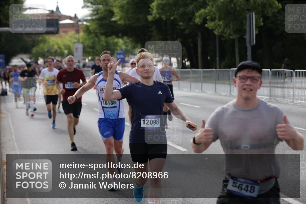 29.06.2025 - hella hamburg halbmarathon Jannik Wohlers http://msf.ph/oto/8208966 29.06.2025 09:48:55 Lombardsbrücke 1603, 2044, 2707, 2745, 2849, 2980, 3014, 3116, 4148, 4766, 5050, 5648, 5889, 6149, 6771, 7109, 7981, 8358, 10369, 11447, 11952, 12088, 12098, 13064, 13158, 13190, 13900, 14075, 14311, 14667, 14905, 15178, 15328, 15410, 15991, 16280, 16400, 17097, 17489, 17722, 17792, 18156, 18188, 18193 meine-sportfotos.de